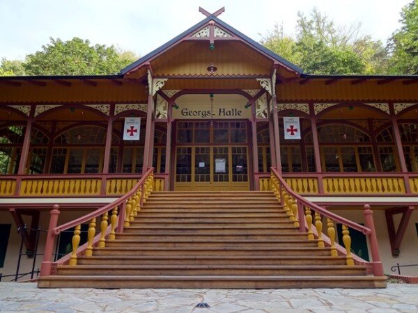 Od roku 1907 sloužila tančírna pod názvem Georgshalle jako restaurace a taneční sál. Patřila k vyhlášeným místům Javornicka. Na snímku již opravená tančírna.