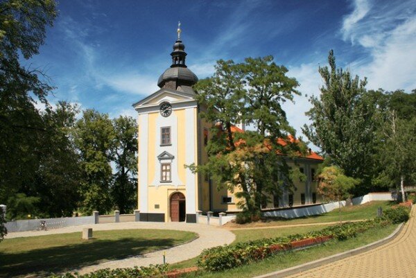 Na zámku Ctěnice vzniknou nové expozice pro sbírky Muzea hlavního města Prahy, které se stane současně provozovatelem památky.   