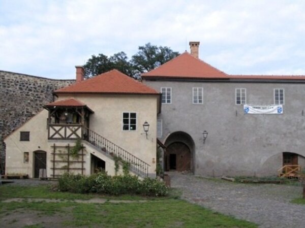 Jedním z programů pro děti, které organizuje občanské sdružení Historie hrou, je putování za pokladem s dráčkem Emilem, při němž poznávají historii hradu Lipý.