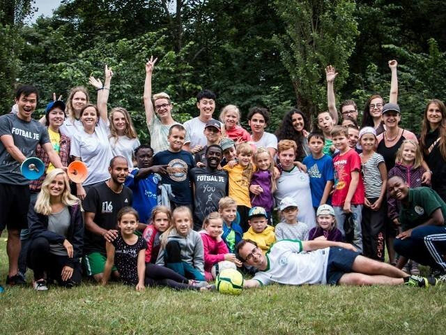 Společný snímek zahraničních dobrovolníků s dětmi z workcampu na hradě Hartenberg (ilustrační foto)