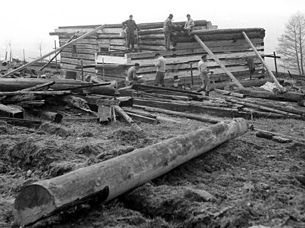 Na praktickém semináři se lektoři zaměří na tradiční tesařské postupy (ilustrační dobový snímek).