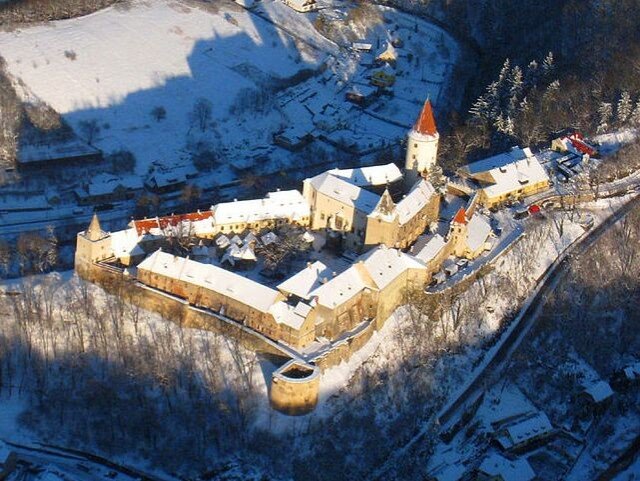 Každou sobotu jsou k vidění gotické paláce hradu Křivoklát. Navštívit lze kapli, knihovnu, obrazárnu, reprezentační sály i vězení s hladomornou.