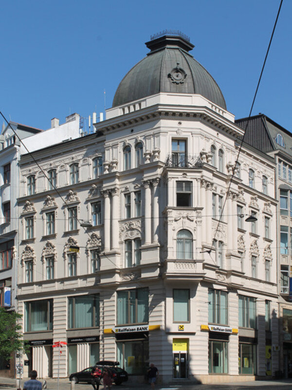 Historizující dům na nároží Masarykovy ulice a Kapucínského náměstí