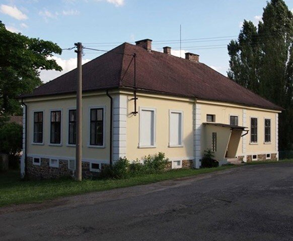 Přízemní budova z let 1904–1906  obdélného půdorysu je krytá valbovou střechou.