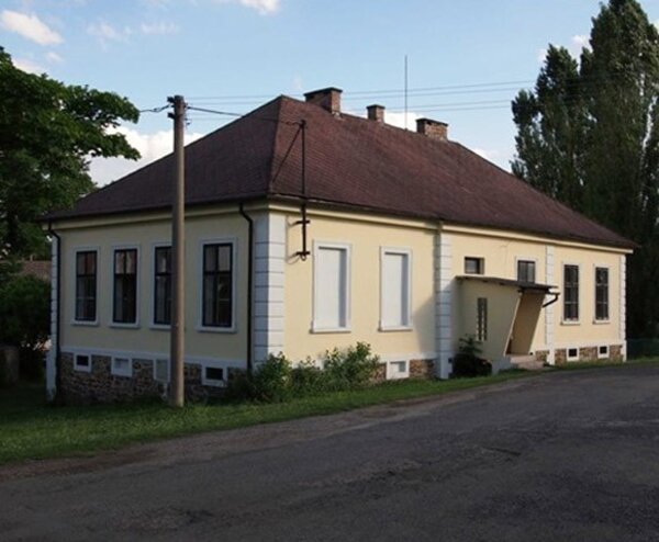 Přízemní budova z let 1904–1906  obdélného půdorysu je krytá valbovou střechou.