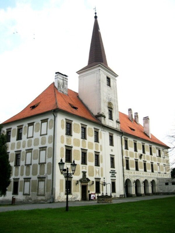 Muzeum Kroměřížska spravuje také zámek Chropyně, kde se nacházela také sbírka významného kubistického malíře Emila Filly.