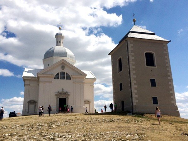 Opravený kostel sv. Šebestiána se zvonicí