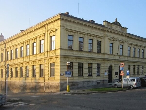 Na obnovu místní dominantní školní budovy z roku 1900 byly použity omítkoviny od společnosti MC–Bauchemie.