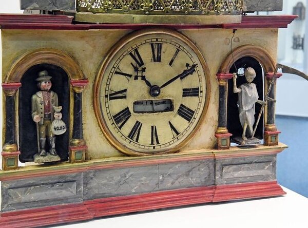 Dřevěné hodiny ze Schwarzwaldu měly mnoho podob. 