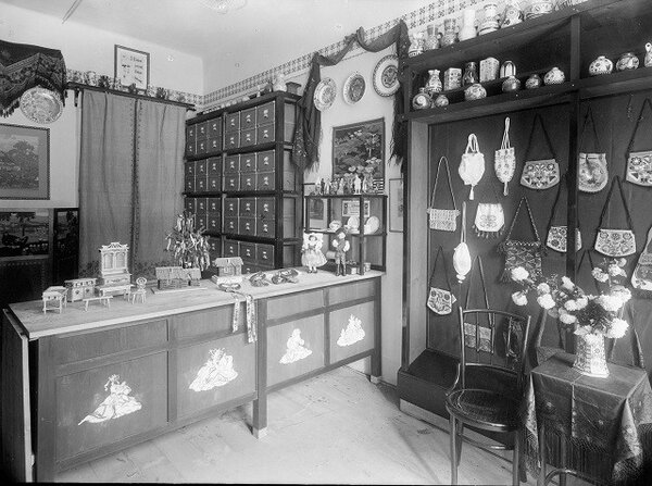 Vnitřek plzeňského obchodu Hanuš v roce 1916