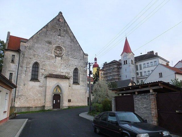 Nově zapsaná zvonice ve Stráži nad Nežárkou se nachází poblíž kostela sv. Petra a Pavla.
