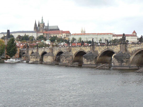 Karlův most neodmyslitelně dotváří nejtypičtější pražské panorama s Pražským hradem a Malou Stranou. 