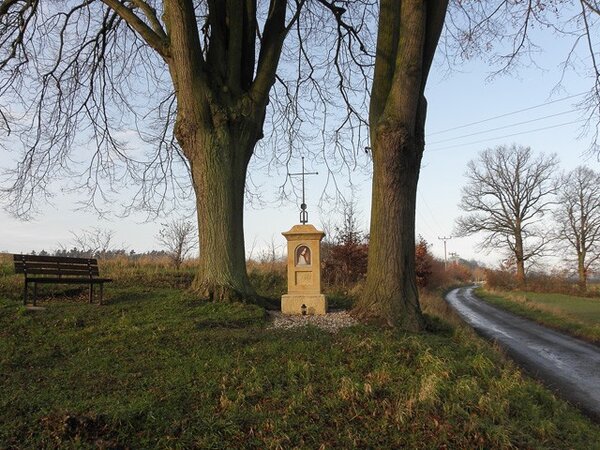 Obnovený barokní kříž s vyobrazením Máří Magdalény na okraji obce Kruh