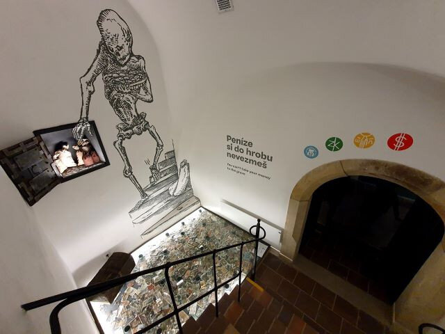 Vstup do nové expozice Peníze si do hrobu nevezmeš
