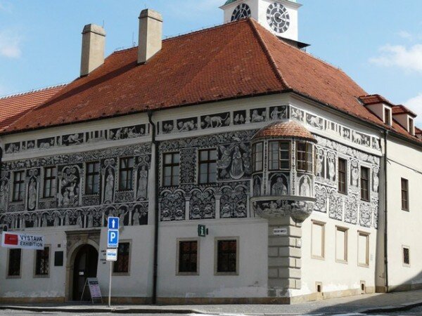 Renesanční sgrafitová výzdoba Malovaného domu v Třebíči.
