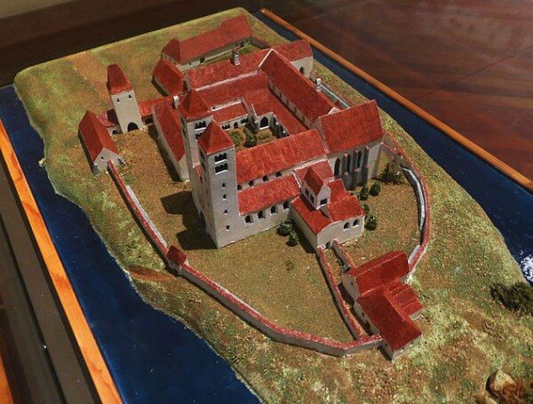 Model kláštera Ostrov u Davle byl vytvořen na základě archeologických vykopávek.