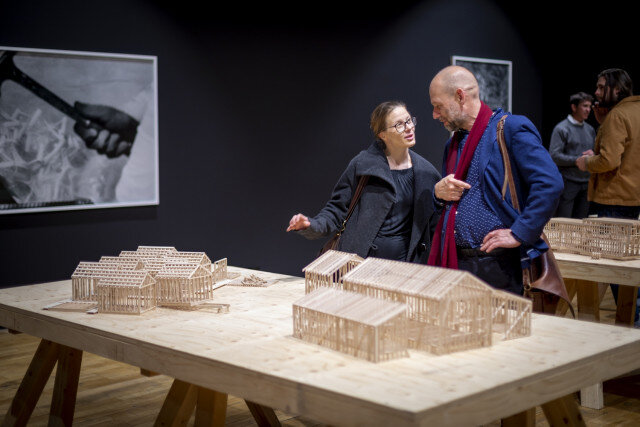 Dřevěné modely demonstrují historii užití rámových dřevostaveb.