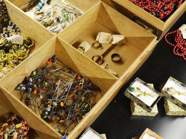 Část nálezu z galanterního a papírnického obchodu v Příboře