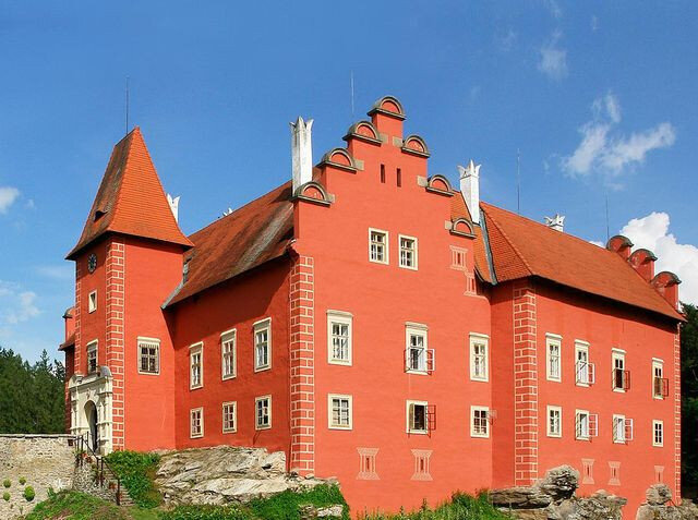 Ani na zámku Červená Lhota nezahálí a připravují se na odloženou sezonu.
