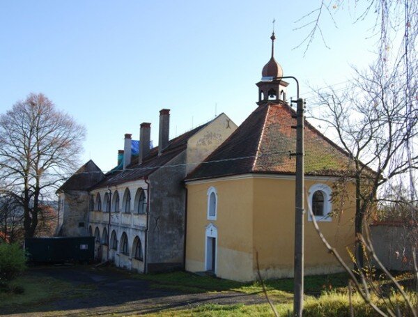 Nejvýznamnější památkou Dražíče, která se stala Jihočeskou vesnicí roku 2011 je zámek, který se opravuje na středisko setkávání a vzdělávání mládeže z Čech a Bavorska. 