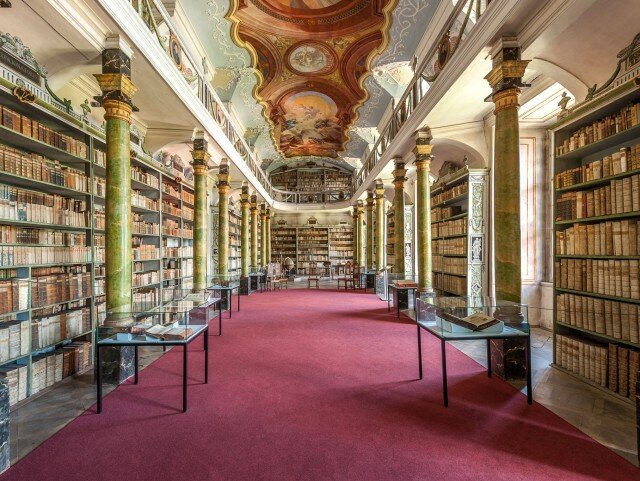 Součástí prohlídkového okruhu broumovského kláštera je i vzácně dochovaná knihovna se 17 tisíci svazky knih.