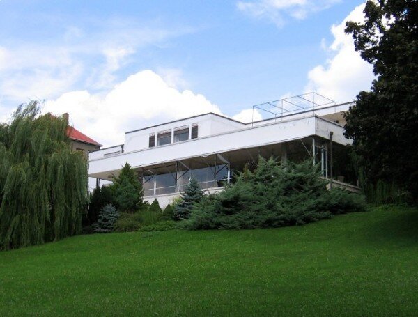 Vila Tugendhat se má po náročné rekonstrukci otevřít 3. března 2012. Už v lednu by však měl být spuštěn rezervační systém pro návštěvníky. 