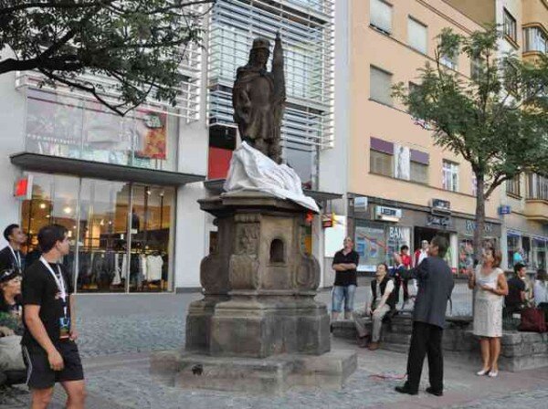 Odhalená zrestaurovaná socha sv. Floriána na náměstí Míru ve Zlíně