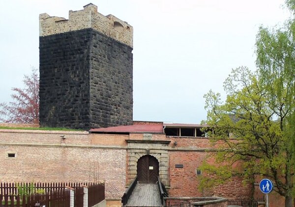 Lícové cihly byly uplatněny v rámci obnovy hradu Cheb.