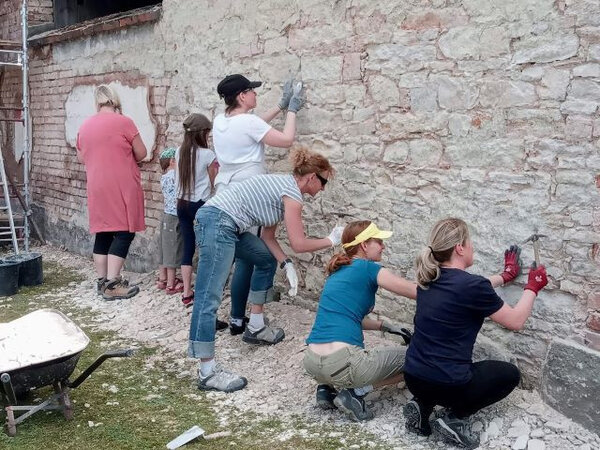 Účastníci předchozích kurzů se učili i praktickým dovednostem.