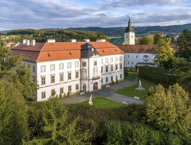Areál zámku je citlivě umístěn do krajiny na úpatí Vizovické vrchoviny.