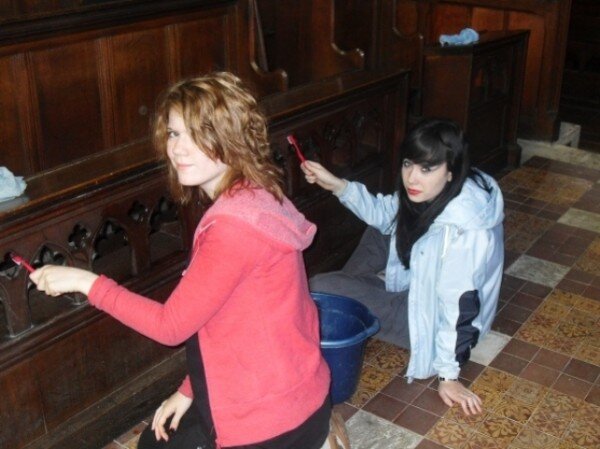 Dobrovolníci pomáhají zachraňovat například také mobiliář kostelů (ilustrační foto).