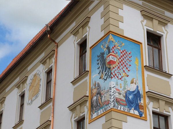 Radniční budova vznikla koncem 14. století na místě kupeckého domu ze 13. století.