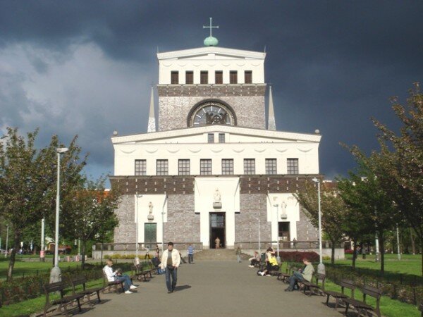 Kostel Nejsvětějšího srdce Páně na náměstí Jiřího z Poděbrad v Praze na Vinohradech je vrcholným dílem slovinského architekta Josipa Plečnika.