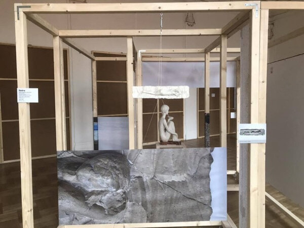 Díla jsou v expozici instalována do otevřených modulů.