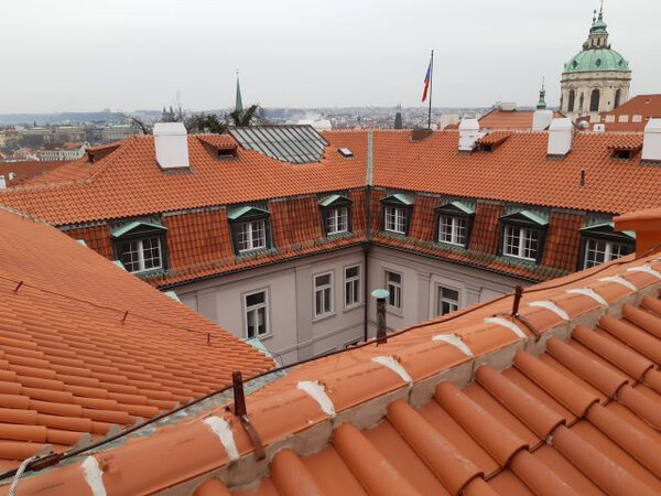 Mansardové střechy Hartigovského paláce s novou prejzovou krytinou Tondach