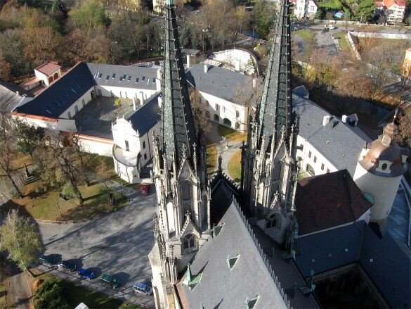 Pohled z nejvyšší věže katedrály sv. Václava v Olomouci na Arcidiecézní muzeum