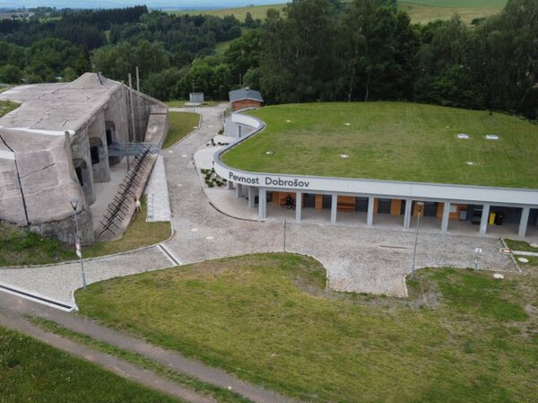 Provozní budova s expozicí a dělostřelecký srub Zelený