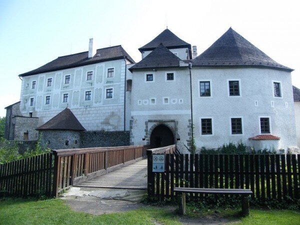 Hrad v Nových Hradech obklopuje jeden z nejhlubších zděných příkopů u nás. Po rekonstrukci bude nově i součástí prohlídkové trasy. 