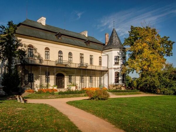 Fasády zámku ve Slatiňanech získávají původní okrovou barvu.