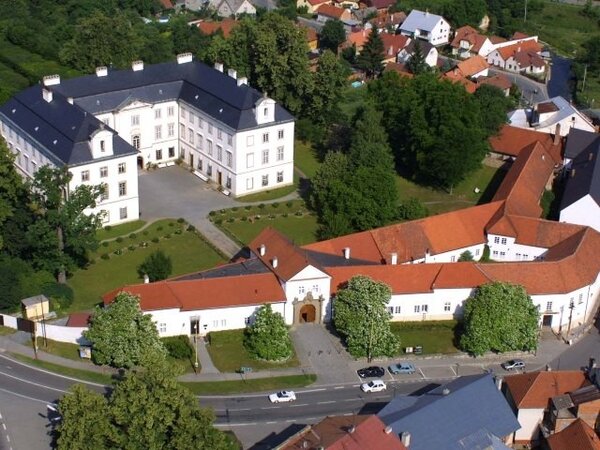 Třetí ročník kurzu řemeslné obnovy historických staveb se bude konat v areálu vizovického zámku.