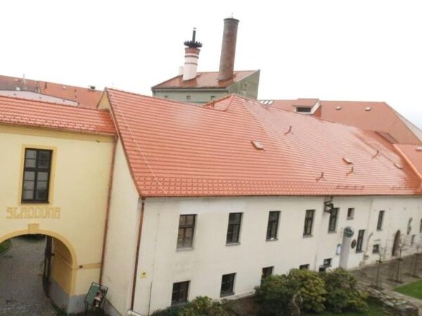 Administrativní objekt písecké radnice získal novou střechu. Jako nejvhodnější krytina byla vybrána bobrovka společnosti Tondach.