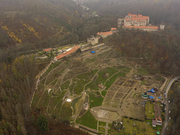 Letecký snímek obnovovaného areálu z letošního roku