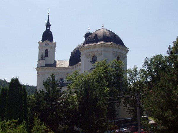 Barokní chrám Jména Panny Marie ve Křtinách od Jana Blažeje Santiniho je nazýván Perlou Moravy. Kolem něj se rozkládá právě zrenovovaný park. 