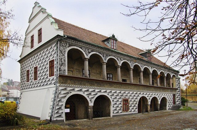 Dům představuje památkově chráněný letohrádek postavený Jetřichem Jiřím Berkou z Dubé a Lipé v roce 1583. 