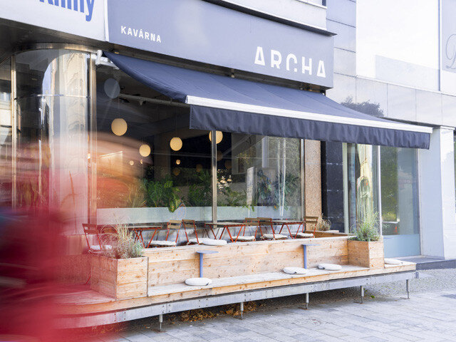 Pohled z ulice na kavárnu Archa