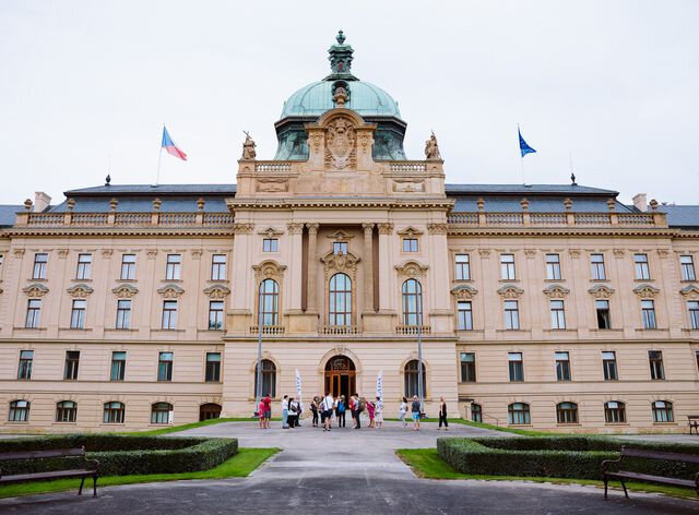 Lákadlem letošního ročníku Open House Praha byla i Strakova akademie, sídlo Úřadu vlády České republiky.