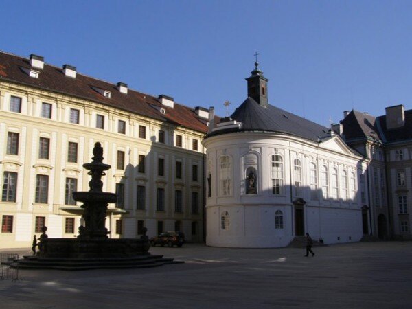 Kaple sv. Kříže byla postavena po polovině 18. století, o sto let později ji nechal přestavět rakouský excísař a poslední český král Ferdinand I.