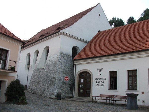 V zadní synagoze v Třebíči budou nově vystaveny unikátní předměty zapůjčené ze Židovského muzea, Muzea Vysočiny v Třebíči a z majetku města. 