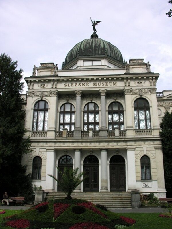 Na archivním snímku Slezského zemského muzea v Opavě ještě repliky soch bájných Pegasů chybějí.  