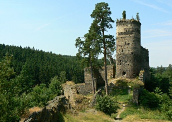 Zřícenina hradu Gutštejn leží mezi obcemi Okrouhlé Hradiště, Bezemín a Mydlovary na Tachovsku.